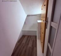 EXKLUZÍVNE: Štýlové bývanie v tichej lokalite Kanaša – po kompletnej r - Chodba s podlahou s dreveným dekorom a drevenou skriňou v rodinnom dome.