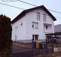 EXKLUZÍVNE: Štýlové bývanie v tichej lokalite Kanaša – po kompletnej r - Rodinný dom v dedine Veľký Šariš na ulici Lúčna s bielou fasádou a plotom.