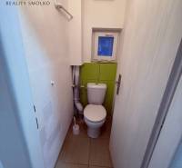 EXKLUZÍVNE: Štýlové bývanie v tichej lokalite Kanaša – po kompletnej r - Malá toaleta v rodinnom dome s keramickou podlahou a zelenými obkladmi na stene.