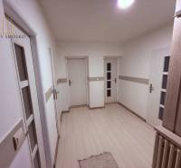 EXKLUZÍVNE: Štýlové bývanie v tichej lokalite Kanaša – po kompletnej r - Chodba rodinného domu s bielymi stenami, podlahou s dreveným dekorom a svetlými dverami.