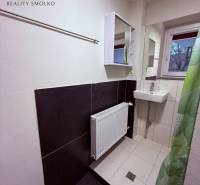 EXKLUZÍVNE: Štýlové bývanie v tichej lokalite Kanaša – po kompletnej r - Kúpeľňa v rodinnom dome s malým umývadlom a bielym radiátorom.