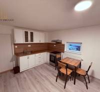 EXKLUZÍVNE: Štýlové bývanie v tichej lokalite Kanaša – po kompletnej r - Kuchyňa v rodinnom dome s podlahou s dreveným dekorom obsahuje malý jedálenský set.