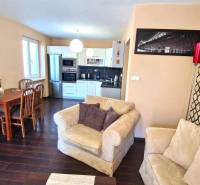 PRENÁJOM 2i, 56 m², PREŠOV- KOMENSKÉHO - Obývačka v 2-izbovom byte s kuchyňou, sedačkou a podlahou s dreveným dekorom.