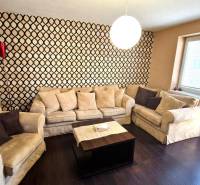 PRENÁJOM 2i, 56 m², PREŠOV- KOMENSKÉHO - Útulná obývacia izba s pohodlnými sedačkami a podlahou s dreveným dekorom v 2-izbovom byte.