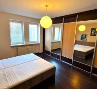 PRENÁJOM 2i, 56 m², PREŠOV- KOMENSKÉHO - Spálňa so skriňou a posteľou v 2-izbovom byte, podlaha s dreveným dekorom.