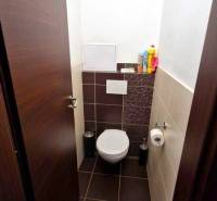 PRENÁJOM 2i, 56 m², PREŠOV- KOMENSKÉHO - Toaleta so závesným WC a tmavými dlaždicami v 2-izbovom byte.