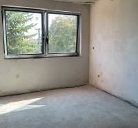 NA PREDAJ ‼️POSLEDNÉ 2 ‼️- 4 izbové radové domy v Ivánke pri Nitre - Interiér miestnosti s oknom na Gergeľova ulici, výhľad na stromy z rodinného domu.