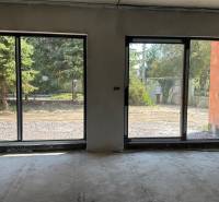 NA PREDAJ ‼️POSLEDNÉ 2 ‼️- 4 izbové radové domy v Ivánke pri Nitre - Stavba Rodinného domu so sklenenými dverami a výhľadom na ulicu Gergeľova, príroda.