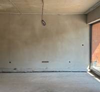 NA PREDAJ ‼️POSLEDNÉ 2 ‼️- 4 izbové radové domy v Ivánke pri Nitre - Stavebný interiér rodinného domu s oknom, surové steny a podlaha v miestnosti.