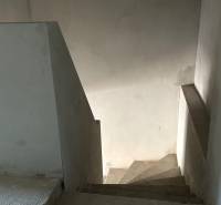 NA PREDAJ ‼️POSLEDNÉ 2 ‼️- 4 izbové radové domy v Ivánke pri Nitre - Schodisko v nedokončenom stave na Rodinný dom, so surovými stenami, ulica Gergeľova.