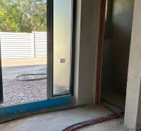 NA PREDAJ ‼️POSLEDNÉ 2 ‼️- 4 izbové radové domy v Ivánke pri Nitre - Interiér novostavby s terasovými dverami, pohľad na dvor v pozadí.