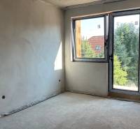 NA PREDAJ ‼️POSLEDNÉ 2 ‼️- 4 izbové radové domy v Ivánke pri Nitre - Prázdna miestnosť s oknom na ulici Gergeľova, vhodná pre rodinný dom.