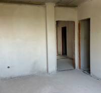 NA PREDAJ ‼️POSLEDNÉ 2 ‼️- 4 izbové radové domy v Ivánke pri Nitre - Interiér rodinného domu s priechodmi na ulici Gergeľova, neomietnuté steny a podlahy.