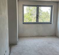 NA PREDAJ ‼️POSLEDNÉ 2 ‼️- 4 izbové radové domy v Ivánke pri Nitre - Novostavba na ulici Gergeľova, svetlá miestnosť s veľkým oknom v rodinnom dome.