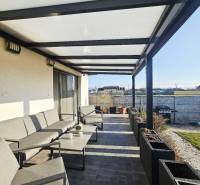 Tehlová novostavba s bazénom a terasou – Geča pri Košiciach - Terasa rodinného domu v Geči s pohodlným sedením a pergolou.