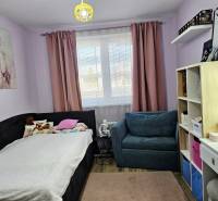 Tehlová novostavba s bazénom a terasou – Geča pri Košiciach - Detská izba s jednolôžkovou posteľou, kreslom a úložným regálom v rodinnom dome.