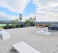 LUXUSNÝ 3i byt,PARKING,CHLADENIE,TERASA,Grand Koliba, Frankovská ulica - Vyhliadková terasa s lavičkami a fontánou ponúka pohľad na Bratislavu - Nové Mesto.