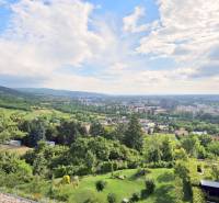 LUXUSNÝ 3i byt,PARKING,CHLADENIE,TERASA,Grand Koliba, Frankovská ulica - Panoramatický výhľad na mesto z Frankovskej ulice v Bratislave - Novom Meste.