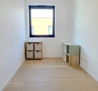 LUXUSNÝ 3i byt,PARKING,CHLADENIE,TERASA,Grand Koliba, Frankovská ulica - Jednoduchá izba s drevenou podlahou a oknom v 3-izbovom byte.