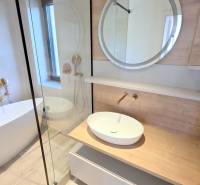 LUXUSNÝ 3i byt,PARKING,CHLADENIE,TERASA,Grand Koliba, Frankovská ulica - Elegantná kúpeľňa s voľne stojacou vaňou v 3-izbovom byte, drevené povrchy, okno.