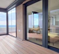 LUXUSNÝ 3i byt,PARKING,CHLADENIE,TERASA,Grand Koliba, Frankovská ulica - Zasklená terasa s výhľadom a pohľadom do kuchyne v 3-izbovom byte.