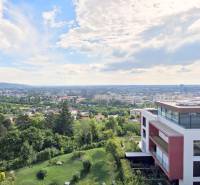 LUXUSNÝ 3i byt,PARKING,CHLADENIE,TERASA,Grand Koliba, Frankovská ulica - Výhľad z 3-izbového bytu na Bratislavu s okolitou prírodou.