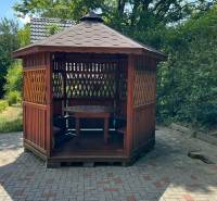 NA PREDAJ Chata na Duchonke- Prašice - Drevený altánok v záhrade chaty v Prašiciach s okolím plným zelene.