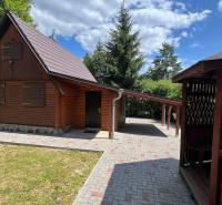 NA PREDAJ Chata na Duchonke- Prašice - Drevená chata v Prašiciach s altánkom, stromami a vydláždeným prístupom.