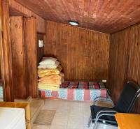 NA PREDAJ Chata na Duchonke- Prašice - Chata s dreveným obložením, jednoduchým lôžkom a relaxačným kreslom.