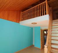 Na predaj 8 izbový rod. dom v lukratívnej časti - Rača - Rodinný dom s dreveným schodiskom, tyrkysovými stenami na Popolnej ulici.