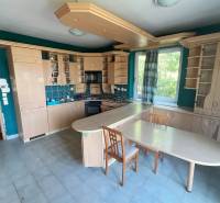 Na predaj 8 izbový rod. dom v lukratívnej časti - Rača - Kuchyňa s dreveným nábytkom, jedálenským stolom a veľkým oknom, rodinný dom, Popolná.