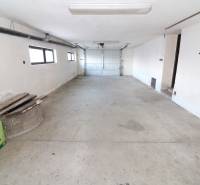 Na predaj 8 izbový rod. dom v lukratívnej časti - Rača - Priestranná garáž s betónovou podlahou pri rodinnom dome na ulici Popolná.