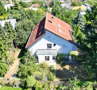 Na predaj 8 izbový rod. dom v lukratívnej časti - Rača - Rodinný dom na ulici Popolná obklopený zeleňou a záhradou.