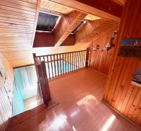 Na predaj 8 izbový rod. dom v lukratívnej časti - Rača - Drevený interiér podkrovia s prieduchmi a fotografiami, vhodné pre rodinný dom.