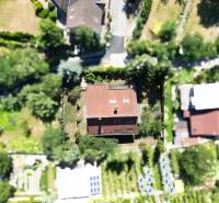 Na predaj 8 izbový rod. dom v lukratívnej časti - Rača - Pohľad zhora na rodinný dom s dvorom a záhradou na ulici Popolná.