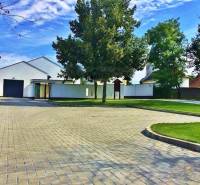 Priestranný 5-izbový rodinný dom s pohodlným dojazdom do Bratislavy  - Rodinný dom so spevnenou príjazdovou cestou, obklopený stromami v meste.