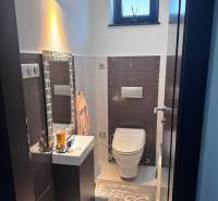 Priestranný 5-izbový rodinný dom s pohodlným dojazdom do Bratislavy  - Kúpeľňa v rodinnom dome s modernými obkladmi, malým umývadlom a štýlovou toaletou.