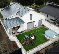 Priestranný 5-izbový rodinný dom s pohodlným dojazdom do Bratislavy  - Rodinný dom v Bratislave s oplotenou terasou, trávnikom, bazénom a detským ihriskom.