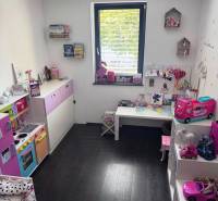 Priestranný 5-izbový rodinný dom s pohodlným dojazdom do Bratislavy  - Detská izba v rodinnom dome s hračkami a podlahou s dreveným dekorom.