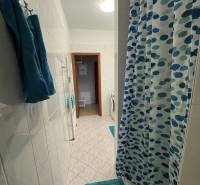 Prenájom 2-izb byt v uzavretom areáli Bratislava II - Kúpeľňa v 2-izbovom byte s vaňou, modrými doplnkami a práčkou.