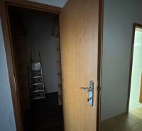 Prenájom 2-izb byt v uzavretom areáli Bratislava II - Otvárané dvere vedú do miestnosti v 2-izbovom byte s tmavým dekorom podlahy.