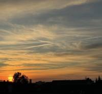 Prenájom 2-izb byt v uzavretom areáli Bratislava II - Západ slnka nad strechami a stromami v Bratislave na Majerskej, 2-izbový byt.