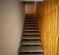 PREDAJ - Rodinný dom s investičným potenciálom - Nové Zámky - Schodisko s dreveným obkladom v rodinnom dome, vedúce na vyššie poschodie.