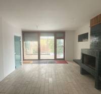 PREDAJ - Rodinný dom s investičným potenciálom - Nové Zámky - Obývacia izba v rodinnom dome s podlahou s dreveným dekorom a krbom.