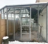 PREDAJ - Rodinný dom s investičným potenciálom - Nové Zámky - Zimná záhrada pri rodinnom dome na ulici T. Vansovej v Nových Zámkoch.