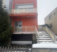 PREDAJ - Rodinný dom s investičným potenciálom - Nové Zámky - Rodinný dom na ulici T. Vansovej v Nových Zámkoch so schodiskom a terasou.