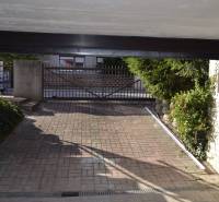 PREDAJ - Rodinný dom s investičným potenciálom - Nové Zámky - Pohľad z garáže rodinného domu na ulici T. Vansovej v Nových Zámkoch.