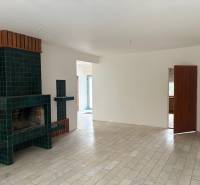 PREDAJ - Rodinný dom s investičným potenciálom - Nové Zámky - Interiér rodinného domu s krbom a podlahou s dreveným dekorom.