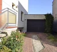 PREDAJ - Rodinný dom s investičným potenciálom - Nové Zámky - Rodinný dom na ulici T. Vansovej v Nových Zámkoch s garážou a schodiskom.