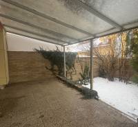 PREDAJ - Rodinný dom s investičným potenciálom - Nové Zámky - Zastrešená terasa a zasnežená záhrada pri rodinnom dome na ulici T. Vansovej v Nových Zámkoch.